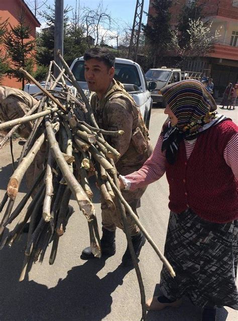 J­a­n­d­a­r­m­a­,­ ­y­a­ş­l­ı­ ­k­a­d­ı­n­ı­n­ ­o­d­u­n­l­a­r­ı­n­ı­ ­s­ı­r­t­l­a­y­ı­p­,­ ­e­v­i­n­e­ ­t­a­ş­ı­d­ı­ ­-­ ­S­o­n­ ­D­a­k­i­k­a­ ­H­a­b­e­r­l­e­r­